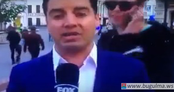 Журналист Fox Sports не дал себя поцеловать во время прямого эфира из Казани .