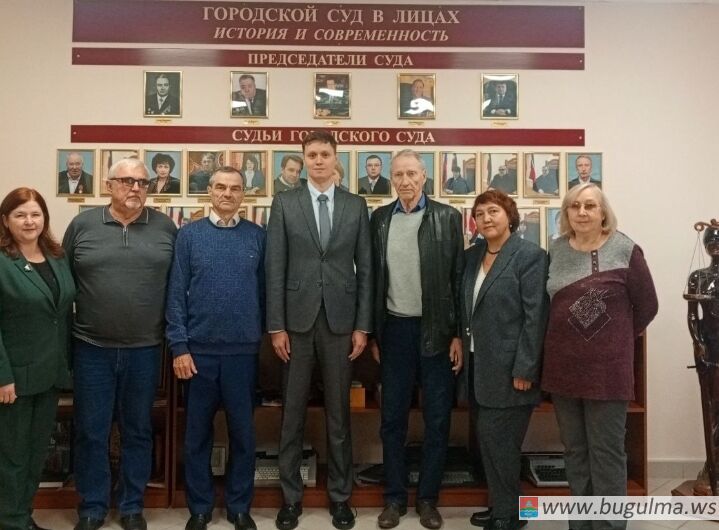 В Бугульминском городском суде чествуют ветеранов.