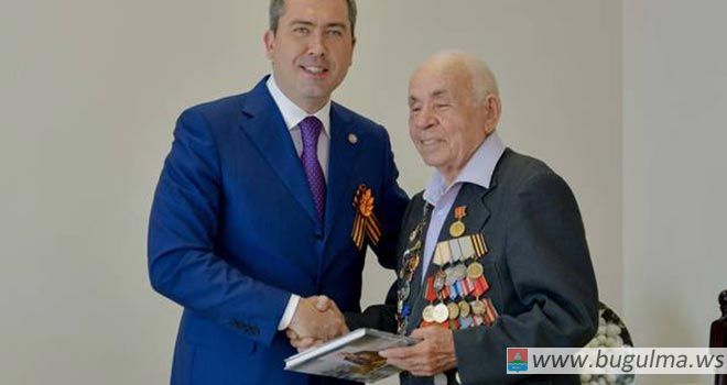 Память о войне – священна: бугульминским ветеранам вручили фотокниги «Родные лица Победы»