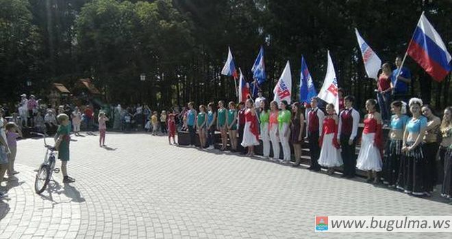 В Бугульме состоялся флэшмоб, посвящённый Дню России