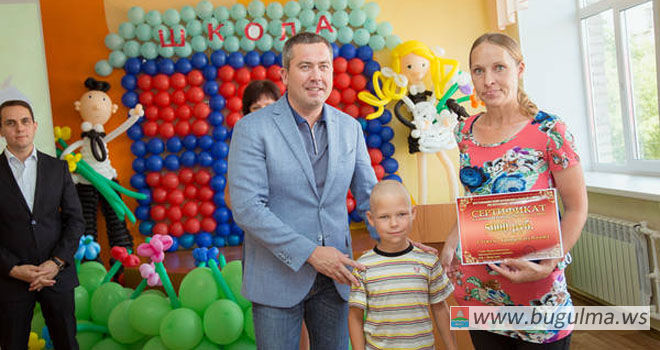 Мэр Бугульмы Линар Закиров вручил денежные сертификаты многодетным семьям в рамках акции «Помоги собраться в школу»