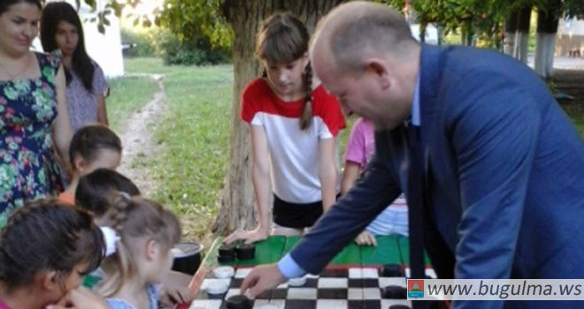 Замминистра Марат Гафаров сыграл в шашки с воспитанниками бугульминского приюта