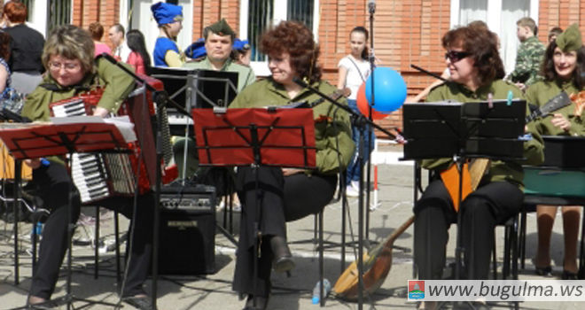 На фестивале «Бугульма-Фёст» выступит ансамбль народных инструментов «Весёлая карусель»