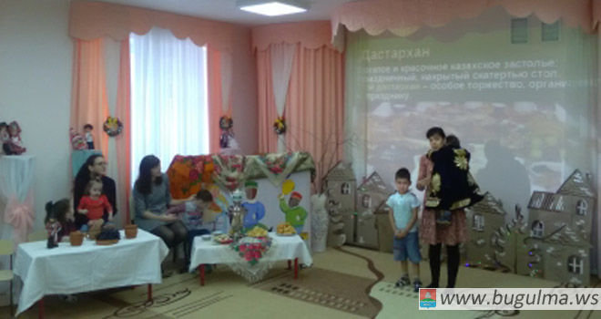 Воспитанников бугульминского детского сада накормили русскими блинами и таджикскими лепешками