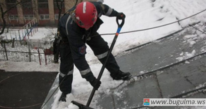Бугульминская прокуратура требует от коммунальщиков очистить крыши домов от снега и сосулек