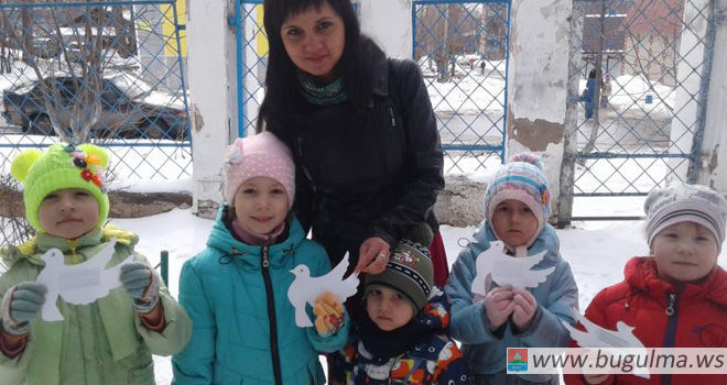 Дошкольники из Бугульмы подарили родителям голубей из бумаги
