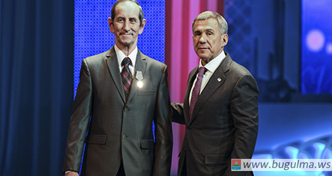Президент Татарстана вручил бугульминцу медаль 