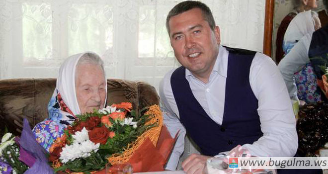 Со 100-летием долгожительницу поздравил Мэр города Линар Закиров