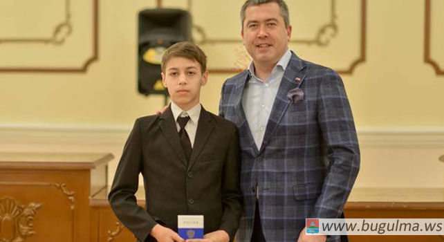 Юным жителям Бугульмы вручили паспорта в День России