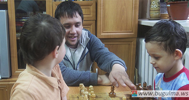 Юных бугульминцев посвятили в тонкости игры в шахматы