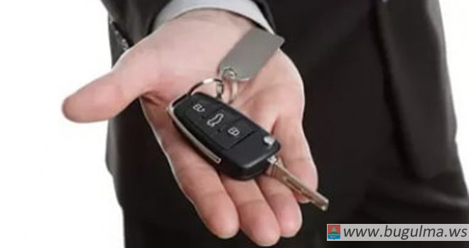 Президент Татарстана вручил ключи от новых автомобилей главам Зеленорощинского и Староисаковского сельских поселений Бугульминского района