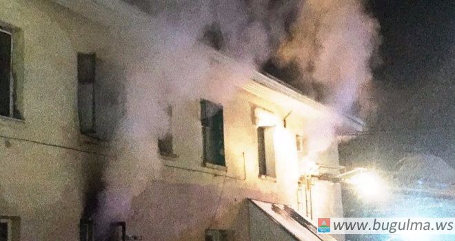Лениногорские огнеборцы на ночном пожаре спасли одиннадцать человек