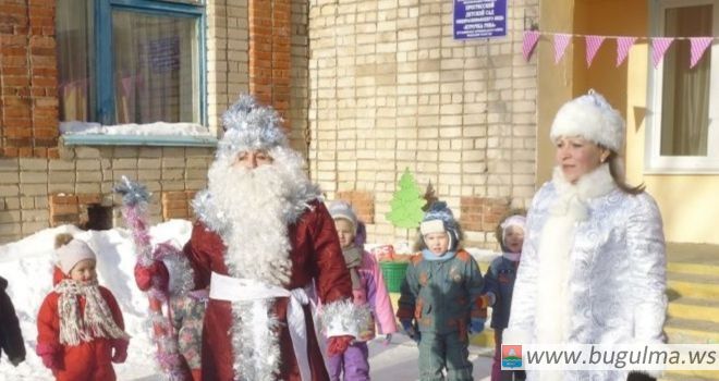 В Бугульминском районе сельские дошколята попрощались с Дедом Морозом