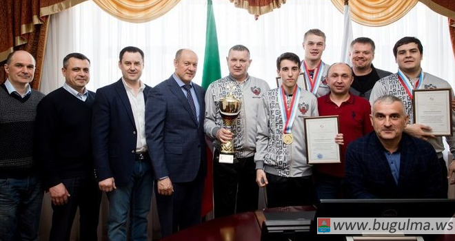 В Министерстве чествовали победителей Кубка России по боксу .