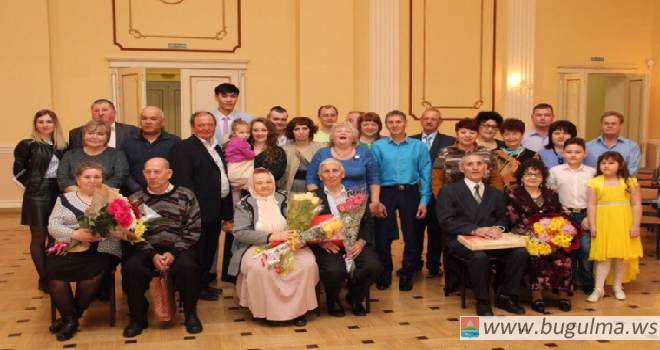 В Бугульминском отделе ЗАГС чествовали семь семейных пар.