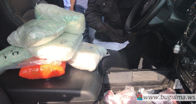 В Казани на переправе в легковом автомобиле обнаружили 120 килограммов наркотиков.
