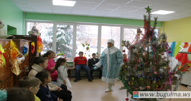 Дед Мороз поздравил юных пациентов ГАУЗ 