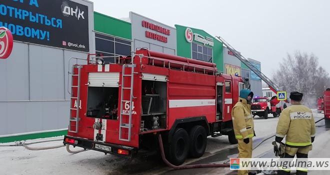 В результате пожара в торговом доме в Бугульме пострадавших нет