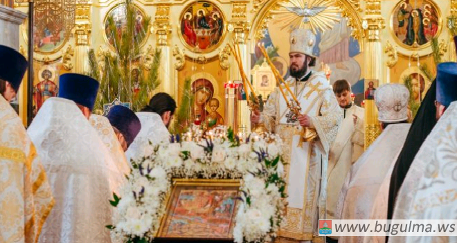 Божественная литургия в Казанском соборе города Бугульмы.