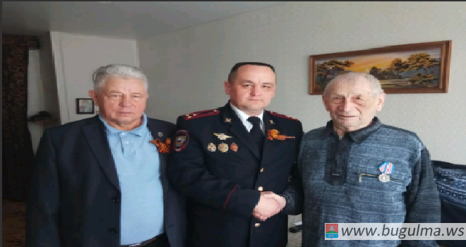 Начальник ОМВД России по Бугульминскому району поздравил ветеранов с Днем Победы.