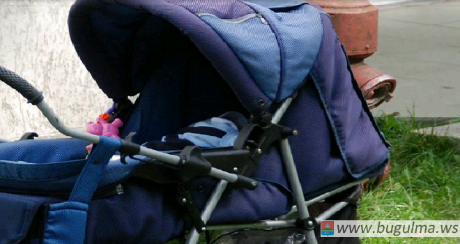 В Татарстане родители бросили на улице коляску с семимесячным младенцем.