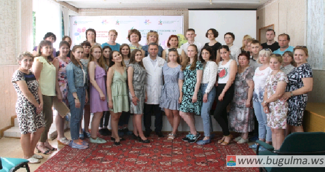 В Бугульминской ЦРБ поздравили детей медработников – выпускников школ.