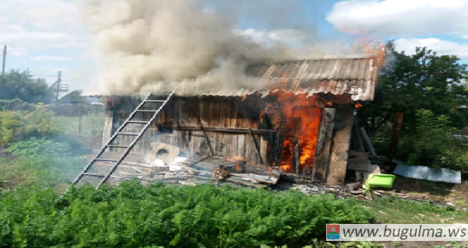 В минувшие выходные в Бугульме произошел пожар, полностью уничтоживший строение