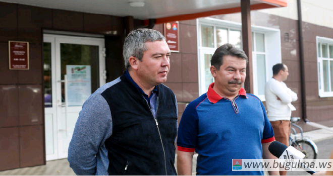 Мэр Бугульмы Линар Закиров вместе с министром здравоохранения РТ Маратом Садыковым