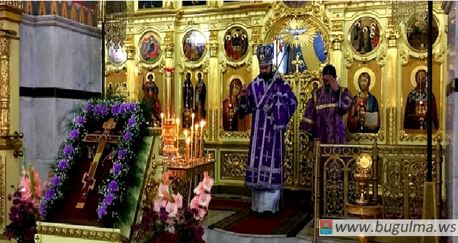 Божественная литургия в Казанском соборе города Бугульмы.