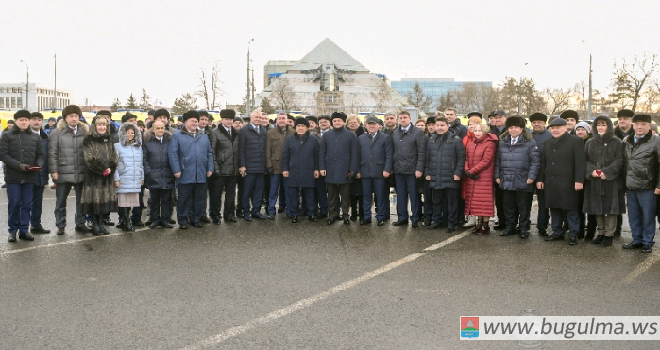 Рустам Минниханов вручил ключи от автомобилей учреждениям здравоохранения и образования