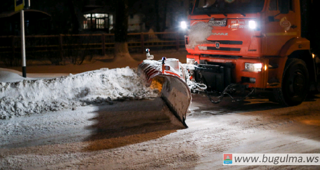 После снегопадов коммунальные службы Бугульмы расчищают город от снега.