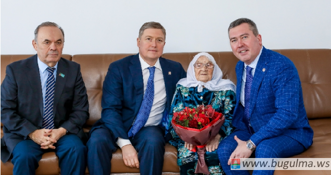 Исполняющий обязанности Премьер-министра Татарстана вручил бугульминке памятный знак