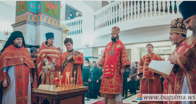 Епископ Мефодий возглавил Литургию в Казанском соборе города Бугульмы.
