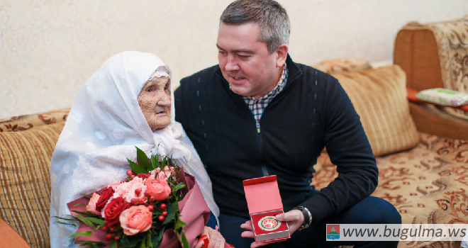 Глава Бугульминского района поздравил труженицу тыла со 100-летием.
