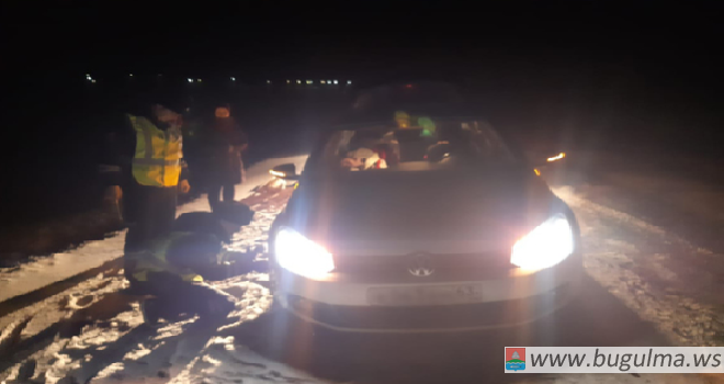 На трассе «Бугульма-Уральск» женщина с детьми попала в сложную ситуацию.