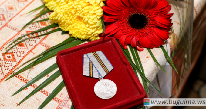 Ветерану Бугульмы вручили памятную медаль к 75-летию Победы.