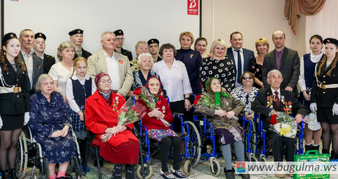 Бугульминским ветеранам вручили юбилейные медали.