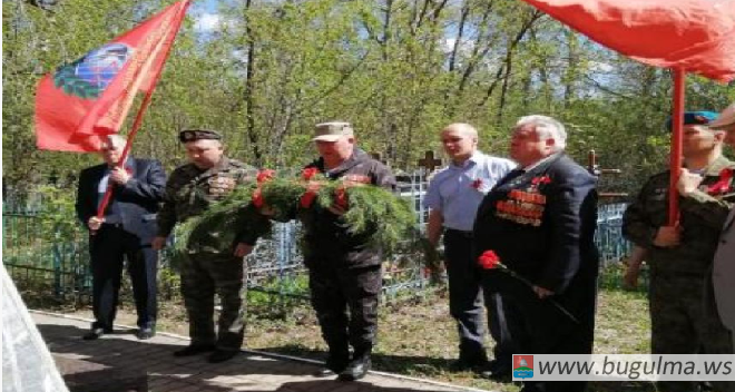 В Бугульме к памятникам несли зеленые гирлянды.