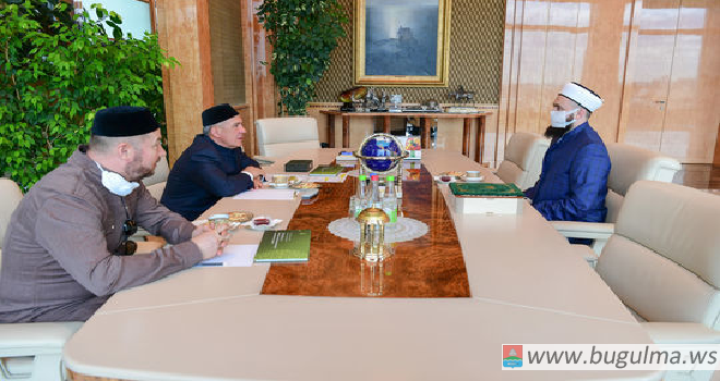 Рустам Минниханов в день Ураза-байрама встретился с муфтием Татарстана.