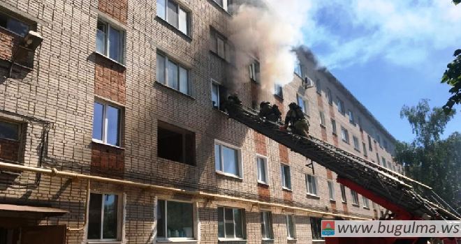 Один человек погиб и трое пострадали на пожаре в пятиэтажке в Бугульме.