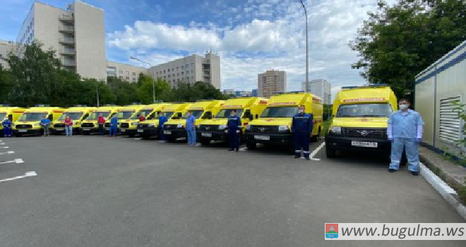 Минниханов вручил медикам Татарстана ключи от автомобилей скорой помощи.