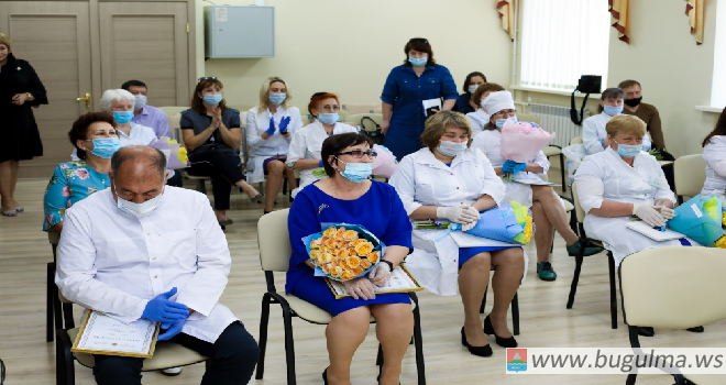 Линар Закиров поздравил бугульминских медиков с наступающим праздником: