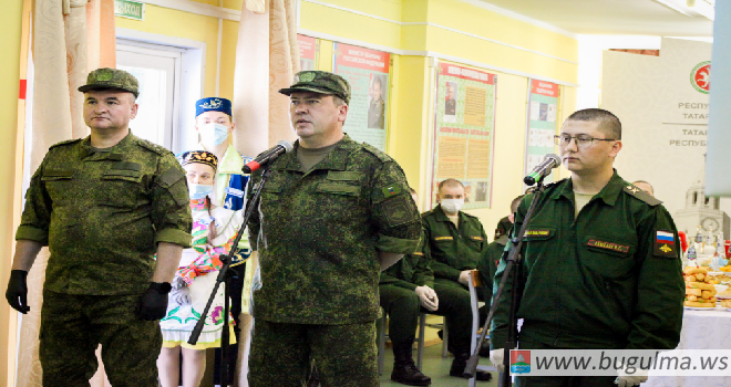 Бугульминские военнослужащие пообщались с Президентом Татарстана по видеосвязи.