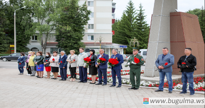 В День памяти и скорби бугульминцы возложили цветы к мемориалу «Вечная слава».