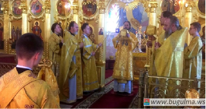 Епископ Мефодий возглавил Божественную литургию в Казанском соборе города Бугульмы.