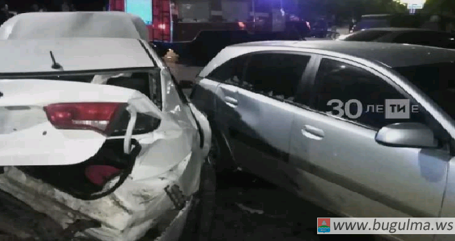 Два человека пострадали в серьезной аварии с тремя легковушками в Бугульме.