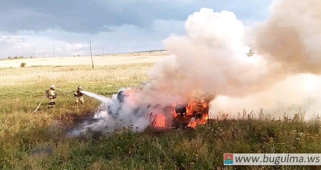 Татарстанда юл кырыена төшеп киткән «Мерседес» янып беткән.