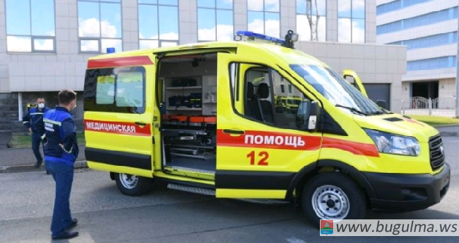 В Татарстане водитель КАМАЗа сбил пешехода, стоявшего на дороге в сумерках.
