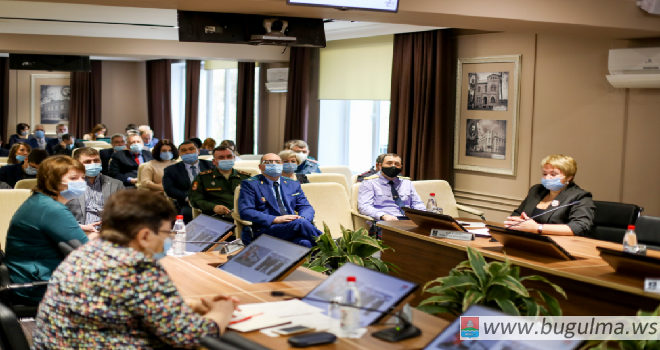 На Деловом понедельнике в мэрии Бугульмы обсудили эпидемиологическую ситуацию в городе.