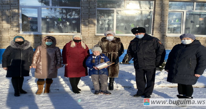 В Бугульме победителю конкурса детского творчества «Полицейский Дядя Степа» Виктории Павловой вручили награду МВД России